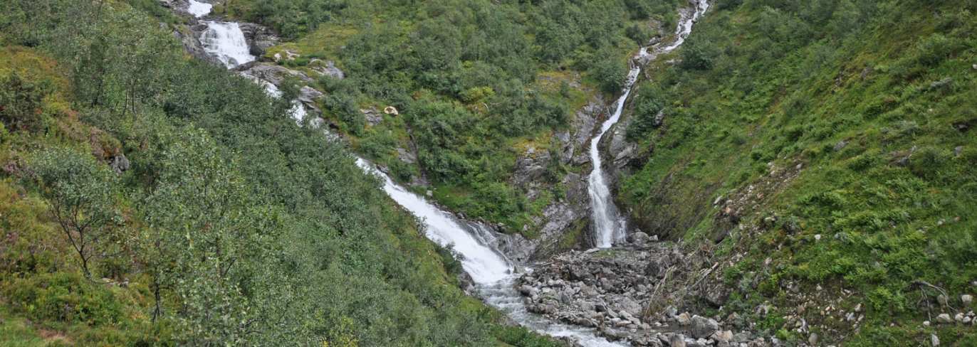 Etter en skarp høyresving flater veien ut.