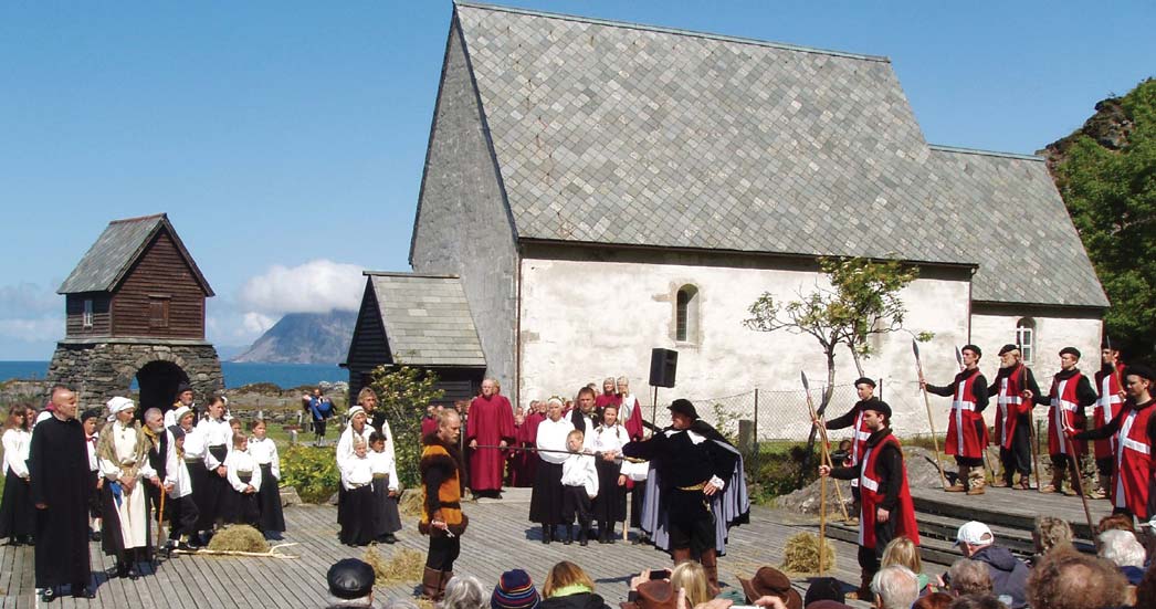 Kyrkjehistorisk sogespel Sidan premiera i 1985 har nærare 90.000 personar reist til Kinn og sett spelet som vert framført mellom bergveggen og steinkyrkja på den vesle øya Kinn lengst vest i Noreg.