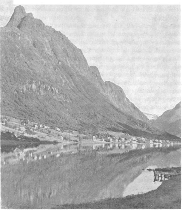 Syhhylvsfjorden mot Straumgjerde hevde at somme av dei eldste gardnamna i det minste må kunne førast tilbake til dei første hundreåra av vår tidsrekning.