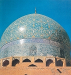 (Masdjid-i Shah), nå kalt Imam-moskeen. Den ble bygd under Shah Abbas I (1612 37).