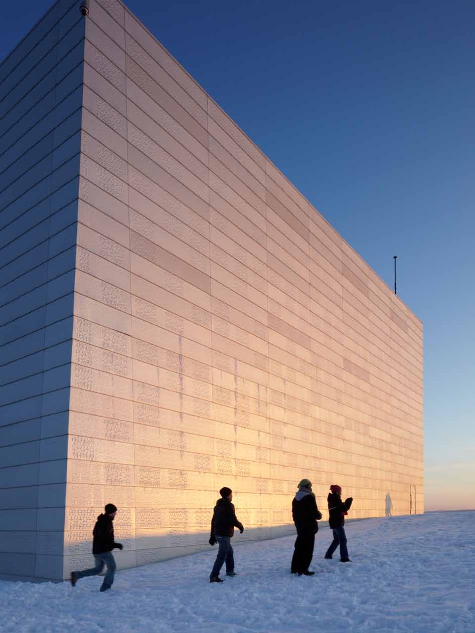 36 ÅPENT ROM NR 4 2010 HUSET ÅPNER OPERAEN NR 1 2011 ÅPENT ROM 37 HUSET ÅPNER OPERAEN Fra før er det kjent at arkitektur betyr mye, men sjelden er det blitt så ettertrykkelig demonstrert som i