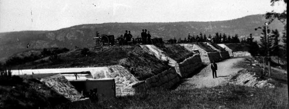 Kulturminner og kulturmiljø fra nyere tid på Verket 13 Figur 9. Oversiktsbilde av Svelvik befestning. Foto: Wetlesen, Thv. 1903. I dag er det bare rester igjen av anlegget.