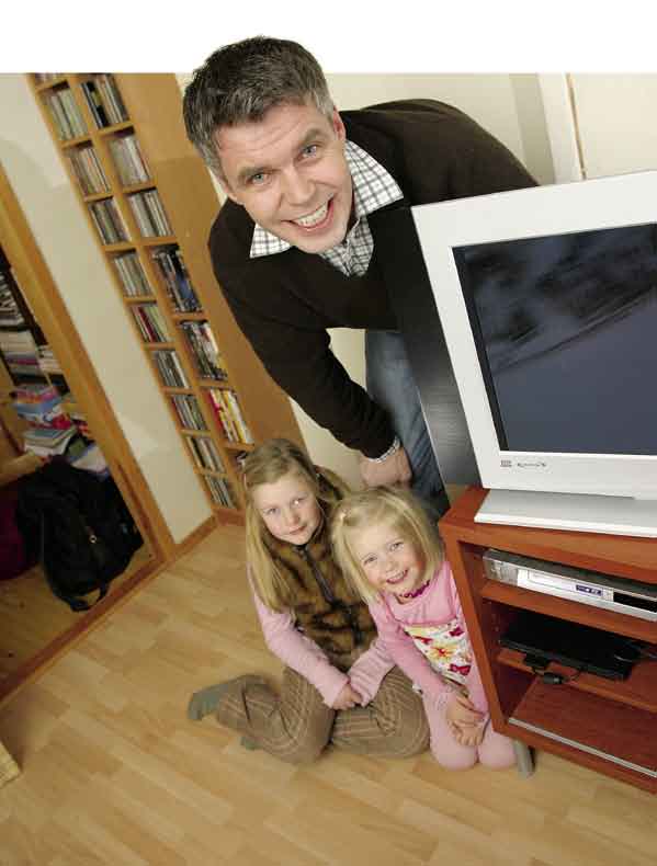 I ny TV-hverdag Fikk dårligere TV-bilde: Det var ikke før familien Lind fra Hønefoss nylig kjøpte seg ny flatskjerm-tv at de oppdaget at de trengte digital-tv.