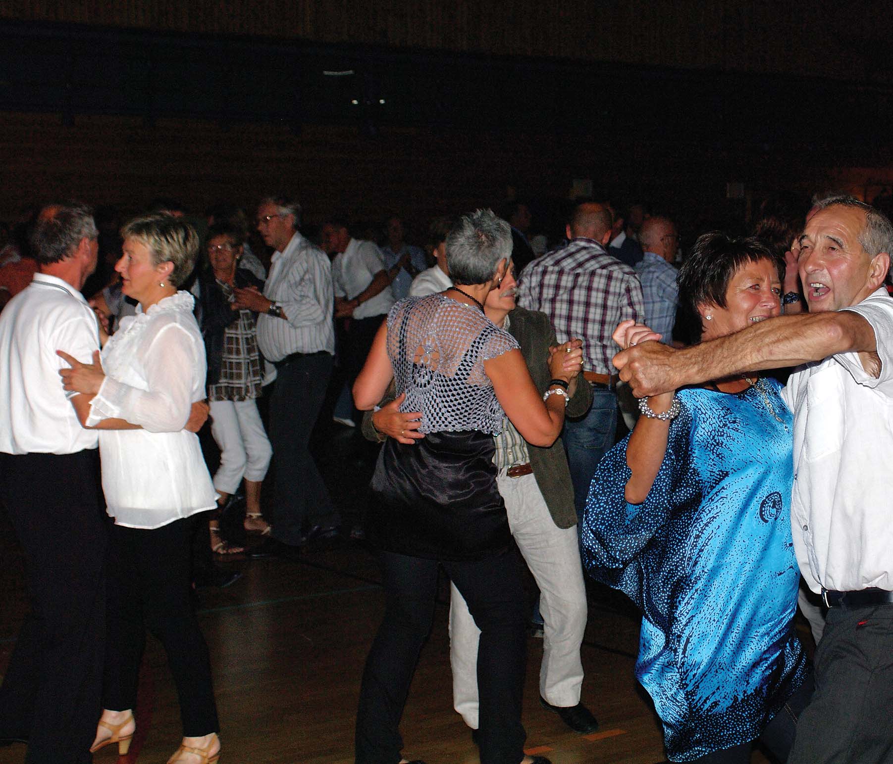 16 Torsdag 26. august 2010 Det var god stemning på parketten i Tysneshallen. Laurdag kveld svinga 500 seg på dansegallaen til Tysnes Musikklag.