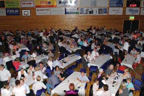 Det var bra med folk som dansa heile kvelden. Folk i alle aldrar hadde teke turen til hallen for å gå på dans. Det var mykje stilfull dansing å sjå på parketten, og folk såg ut til å storkosa seg.