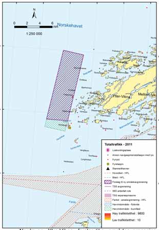 FIGUR 35-4: Til venstre vises AIS-tetthetsplott over skipstrafikken i Nordøyan - Ytre Vikna i 2011. Til høyre er Kystverkets foreslåtte innskrenking av området. Kilde: Kystverket (2012).