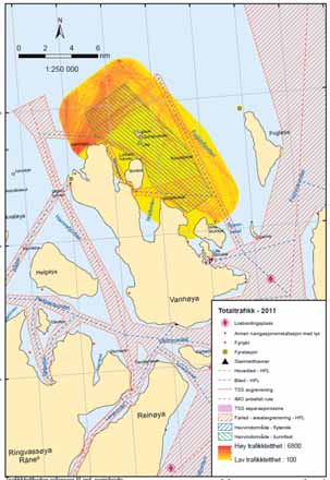 FIGUR 29-4: Til venstre: AIS-tetthetsplott av skipstrafikken i området Vannøya nordøst i 2011. Til høyre: Kystverkets innskrenking av området. Kilde: Kystverket (2012).