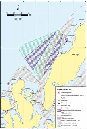 FIGUR 31-4: Til venstre: AIS-tetthetsplott av skipstrafikken i Nordmela i 2011. Til høyre: Kystverkets foreslåtte innskrenking av området. Kilde: Kystverket (2012).