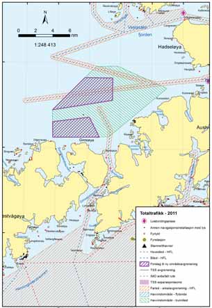 FIGUR 32-4: Til venstre: AIS-tetthetsplott av skipstrafikken i området Gimsøy nord i 2011. Til høyre: Kystverkets innskrenking av området. Kilde: Kystverket, 2012.