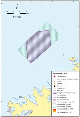 FIGUR 28-4: Til venstre: AIS-tetthetsplott av skipstrafikken i området Sandskallen - Sørøya nord i 2011. Til høyre: Kystverkets foreslåtte innskrenking av området. Kilde: Kystverket (2012).