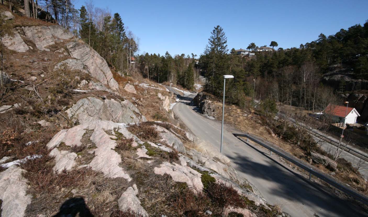 Første del av atkomstveien (foto 04.04.13) Atkomsten opp fra kryss med Årosveien er ferdig anlagt.