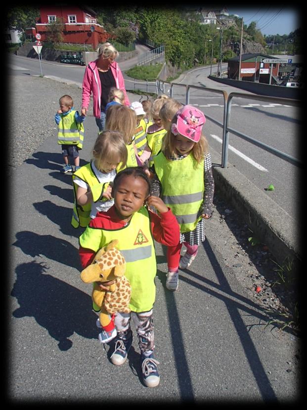 Barna på storbarnsavdelingene er også ute i trafikken sammen med Tarkus og ser på fortau, overgangsfelt og skilt. HUSK Svarfrist sommerferie! Barn skal ha 4 uker sommerferie i perioden 22.6.