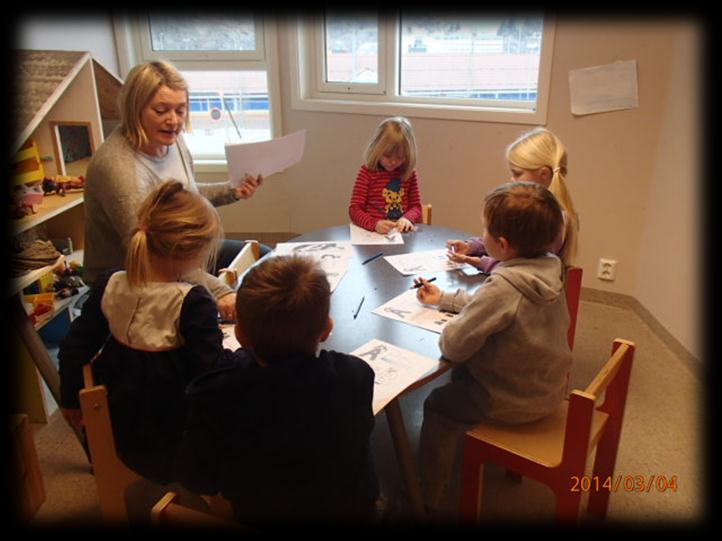 Nå er det viktig at barna har gode og varme klær, husk votter, luer og skjerf! Oktober kan være både våt og kald! Husk å gi beskjed til avdelingen hvis barnet skal ha fri i skolens høstferieuke!