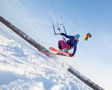 Med en svak bris i luften måtte vi selvsagt ta opp kiten og få tid til en liten freestyle-session før vi krøp inn i teltet for natten. SNØDEKT MÅNELANDSKAP.