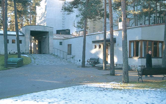 Uppstandelseskapellet er Bryggmanns hovedverk, en syntese av den nordiske nyklassisisme, italiensk architettura minore, funksjonalisme og 40-tallets romantikk, som sikkert også ble forsterket av