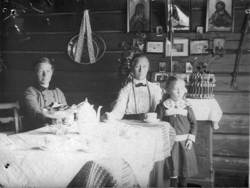 Etter folket på fotografia å døme er bilda teke omlag 1916. Her ser vi to av døtrene på Stuorommet. Frå venstre: Randi f. 1876 Karen f. 1870 og dattera Johanna Knudsdatter f.