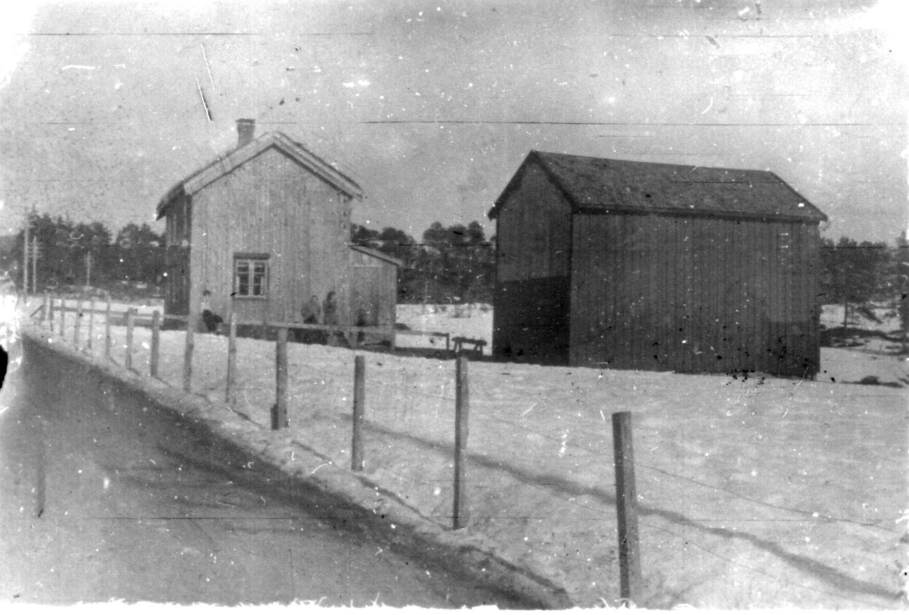 Dette bildet er truleg frå vinteren/våren 1940-41. Her ser vi at stua har fått eit vindu på sørveggen (mot oss) Så er det bygd eit bislag over inngangen på austsida. Det er framleis torvtak på stua.