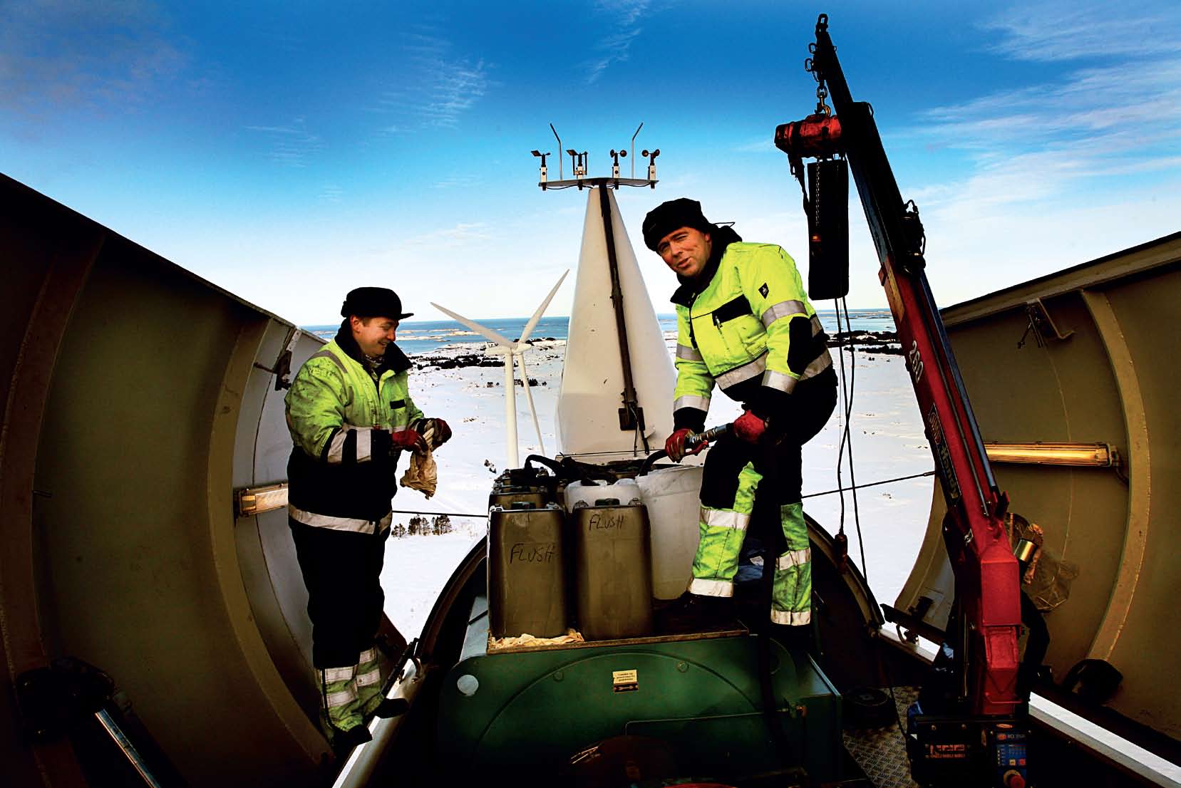 fotoreportasjen Smøla Du bør nok ikke ha høydeskrekk om du skal jobbe her. Smøla Noen gang foretatt et oljeskift 70 meter over bakken? For Asbjørn Rødahl og Andreas Rokstad hører det til hverdagen.