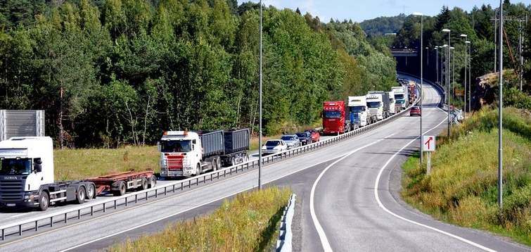 KOLONNE: En fire kilometer lang kolonne med lastebiler kom i ettermiddag til Arendal. Foto: Kristoffer B.