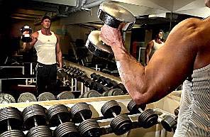 Foto: VG Aftenposten har i artikkelen Musklene som krymper vettet (B09) bilde av Erik i et helsestudio. Erik har på seg treningstøy og foran ham ligger vekter i forskjellige størrelser.