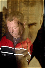 VG har avbildet en sørgende far i refleksen av portrettet av sønnen som ble drept av en person mistenkt for å ha brukt anabole steroider. Overskriften er Politi-far ut mot vold (V11).
