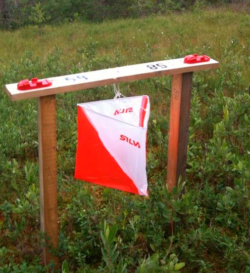 Stauren bør du plante godt i bakken, bruk helst ferske løvtrær slik at stauren med skjerm tåler sterk vind som kan komme siste natta før løpet.