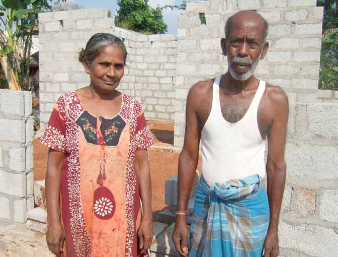 Sri Lanka Velluppillai Subramaniyam og Subramaniyam Pathmawathy foran det nye huset som reiser seg.