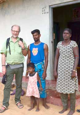 Sri Lanka Produksjon av slippers/sandaler og sopelimer er noe av det kvinnene holder på med. familien.