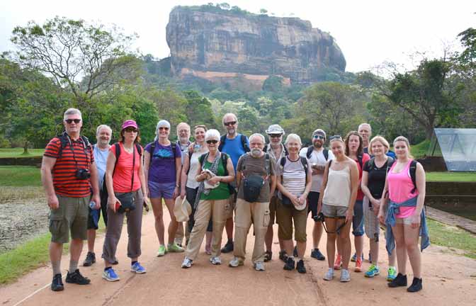 Sri Lanka Turdeltakerne foran Sigiriya som er et gammelt klippefort og ruiner av et slott i nærheten av Dambulla. Sigiriya ble opparbeidet under kong Kasyapa (477 495 e.kr.