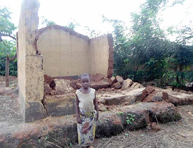 Malawi Tørke, flom og Lines en historie fra Malawi Lines foran huset som ble ødelagt i flommen. Av Tord Steiro I 2012 og 2013 var Lines fra Bawatele hovedperson i FORUTs barneaksjon.