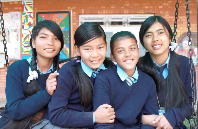 Skoleløpet Anita, Shristi, Anjali og Mehaki går på skole noen mil utenfor Nepals hovedstad Katmandu. Velkommen til Skoleløpet 2015!