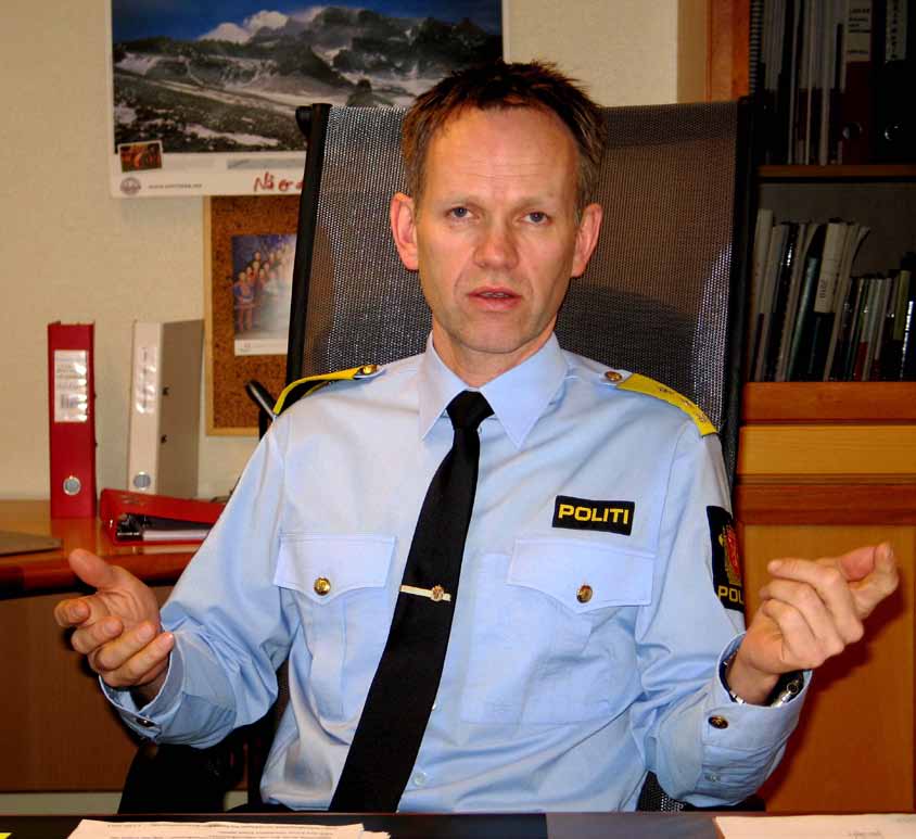 Helgeland i 100 Helgeland politidistrikt fylte 100 år i 2010. Det ble blant annet markert med denne bokutgivelsen. Boka har blitt godt mottatt, både innenfor og utenfor etaten.