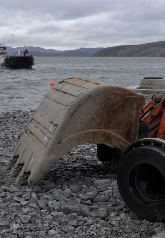 Båten Loppatind legger Sydvaranger Gruves utslippsrør ut i den nasjonale laksefjorden Bøkfjorden. Bedriften ble senere politianmeldt for ulovlige utslipp av flokkuleringskjemikaliet Magnaflock 1707.