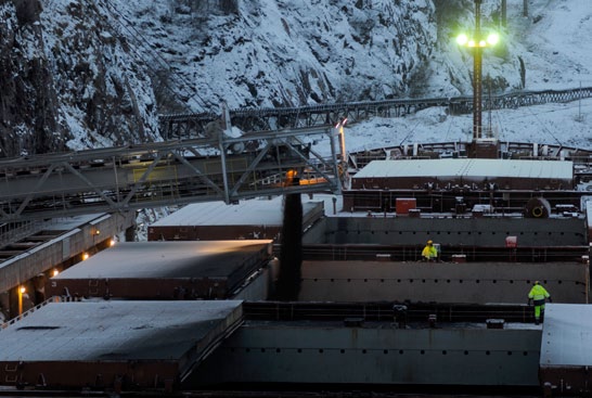 Jernmalmkonsentrat fra gjenåpnede Sydvaranger Gruve slippes ned i lasterommene på malmbåten Great Ambition i november 2009. Denne første lasten gikk til Kina. Bente Bjercke Denmark www.greenpeace.