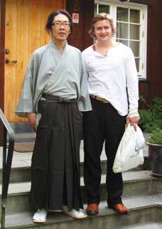 AV EIVIND AUSTAD Eivind sammen med sin læremester Fujiita Osamu fra restaurant Mutsukari i Tokyo. og lengste historie med mat og drikke for alle sanser.