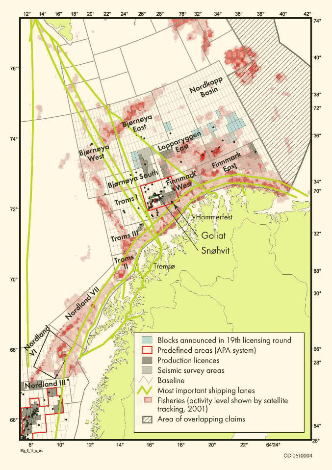 Figur 7: Kartet viser områder for petroleumsleting og produksjon overlagret områder hvor fiskerne er i aktivitet (røde felter, kartlegging fra 2001). Kilde: Oljedirektoratet. forskyves geografisk.