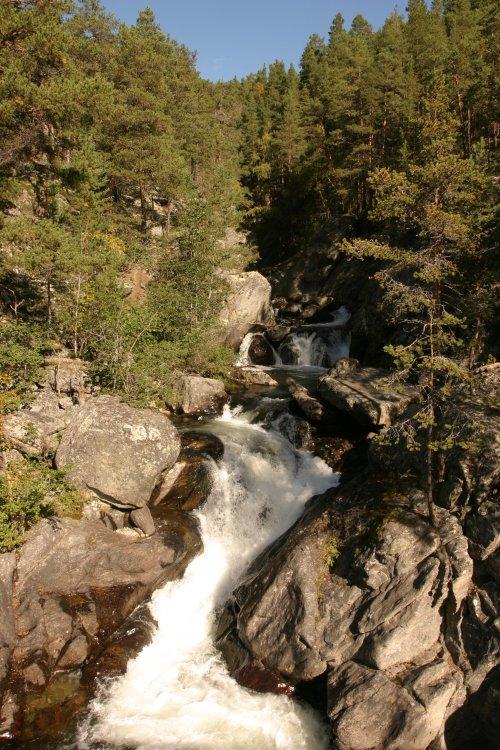 naturlandskap. Landskapsbildet er lettlest og oversiktlig med en tydelig retning i rommet.