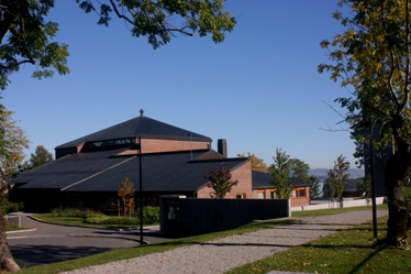 Det er et tankekors at Østenstad kirke til tross for sin beliggenhet og fabelaktige utsikt over Oslofjorden, er bygget slik at man overhode ikke kan se ut.