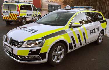 Bedre celler: Mercedes Vito med to forovervendte stoler mer komfort for fanger på lange turer. og søkelampe på taket og trip track for eksempel.