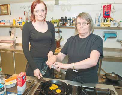 Torsdag 13. juni 2013 5 KOKEKLAR: Det er ingen tvil... Gunn Marit Nilsen er kokeklar og ivrig etter å få satt i gang med serveringen av smakfulle middagsretter under messa.