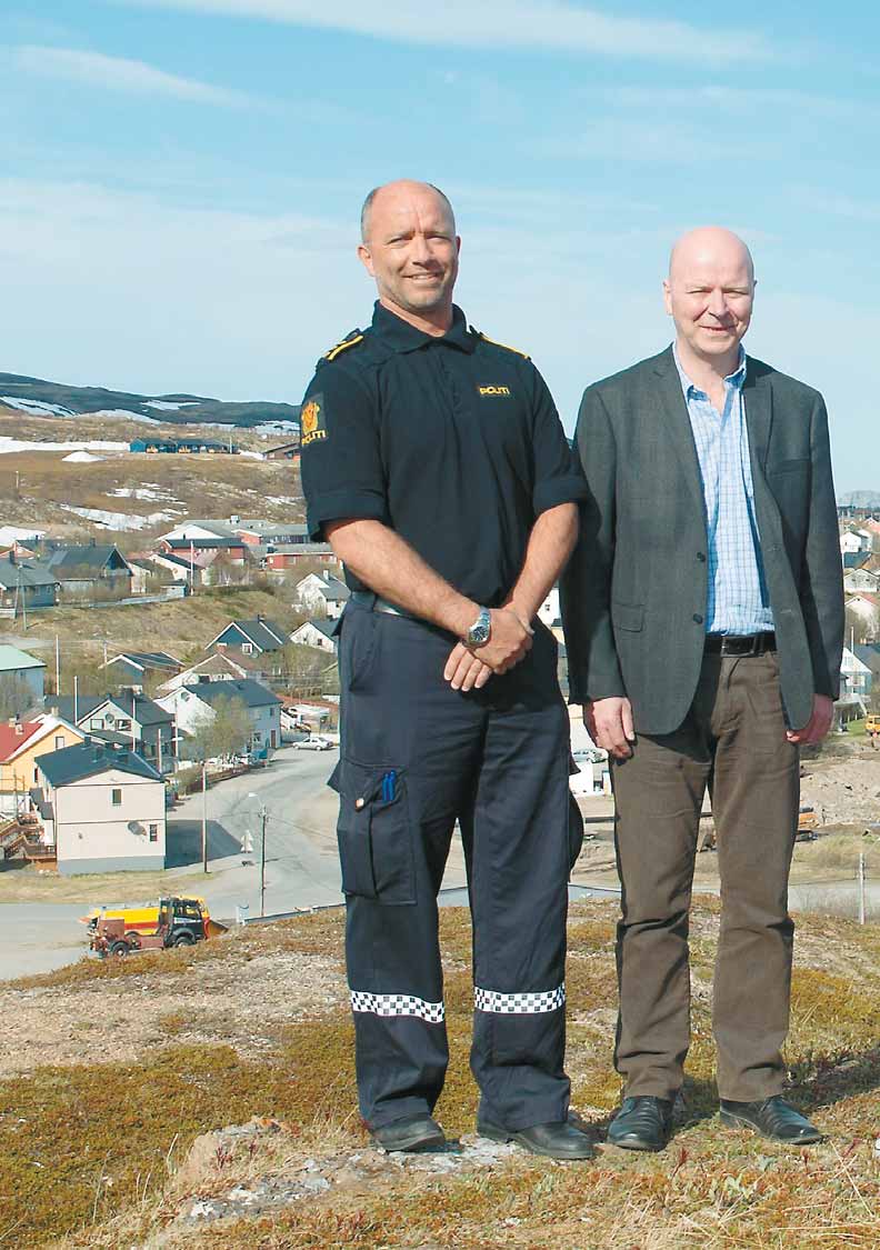 Båtsfjord i deres 8 Torsdag 13. juni 2013 TOR-MARTIN LARSEN (52) Gift, et barn. Rådmann i Båtsfjord. Begynte i jobben 1. mai 2013. Født og oppvokst i Båtsfjord. RUNE JOHANSEN (39) Gift, tre barn.