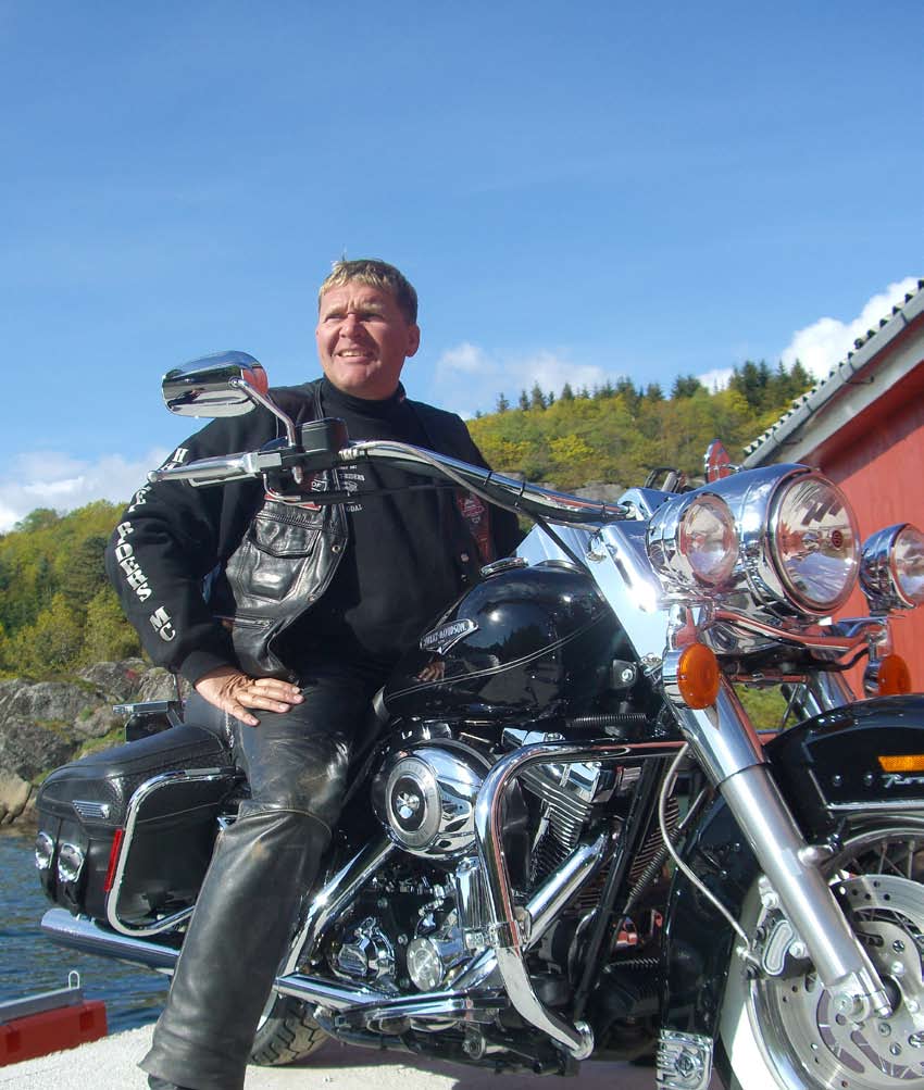 Jeg treffer Kenna på kafé i Lyngdal, et par dager etter at han har avviklet Norges største Harley-Davidson-treff på Valle i Setesdal. Sykkelen, en Harley-Davidson Roadking, står utenfor.