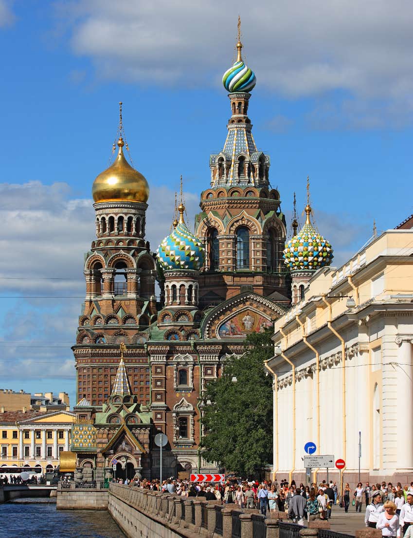 Reiser Church on Spilled Blood ligger rett ved en av byens mange kanaler. Den ble bygget av tsar Aleksander III på stedet der faren ble drept.