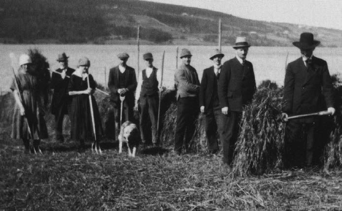 Ærlig arbeid, gjerne på gård eller i skogen, var lenge sett på som gunstig i behandlingen av de drikkfeldige. Bildet viser et arbeidslag i åkeren på Eina etter annen verdenskrig.