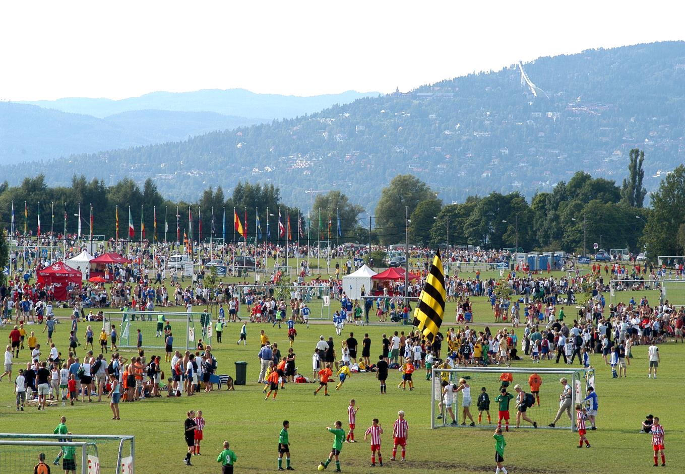 Verdens største fotballturnering 862.020 deltakere fra 1972 til 2014. Det gjør Norway Cup til verdens største fotballturnering. 47.890 lag Sommeren 2013 ble turneringen arrangert for 41.