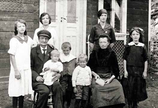 Husmannssønnen Christian Hveem flyttet fra Romerike og slo seg ned på Rjukan. Her skaffet han seg hus og stiftet familie, fotografert i 1911.