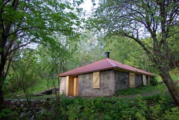 Eikestølen En grønn lunge Eikestølen ligger i skogen ovenfor bebyggelsen på Arnatveit, bare fem