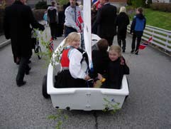 Speiderne får oppgaver i førstehjelp, knuter, orientering, naturkunnskap, matlaging og