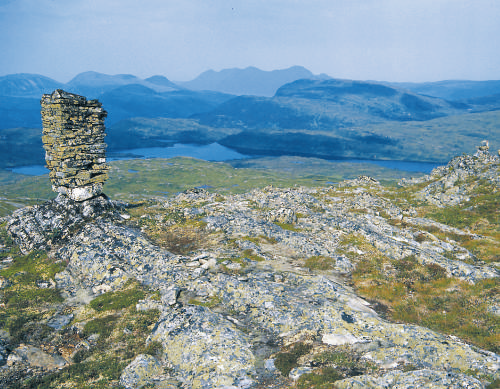 landskap. Dette gjeld særleg for dei indre dal- og fjordstroka med stort relieff. Vidare kan avstandssonene på t.d. 1-2 km ha store forskjellar i kvalitativ verdi om dei ligg i kyst-, midteller fjellregionen i fylket.