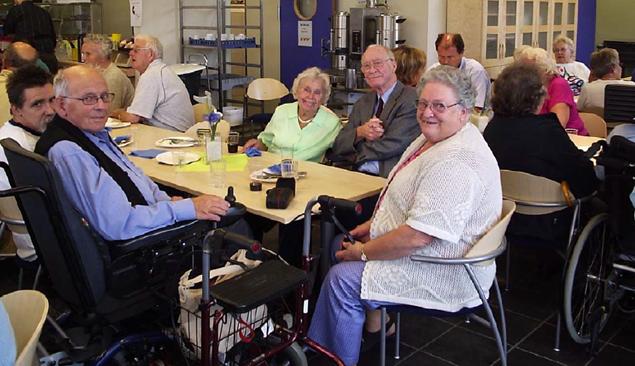 Bokollektiver bidrar til mindre ensomhet, større trivsel og bedre helse. Figur 35. Bodil (84) ble sendt hjem med gåstol til ektemann (90) i rullestol.